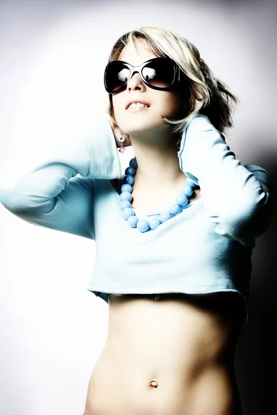 Fashion woman wearing sunglasses — Stock Photo, Image