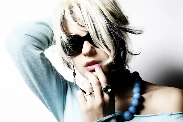 Fashion woman wearing sunglasses — Stock Photo, Image