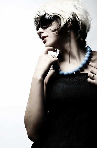 Jonge vrouw met mode zonnebril — Stockfoto
