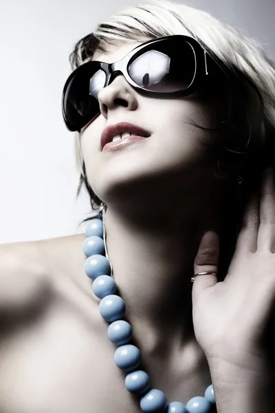 Giovane donna con occhiali da sole moda — Foto Stock