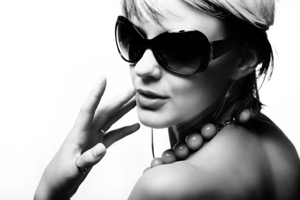 Ung kvinna med fashion solglasögon — Stockfoto