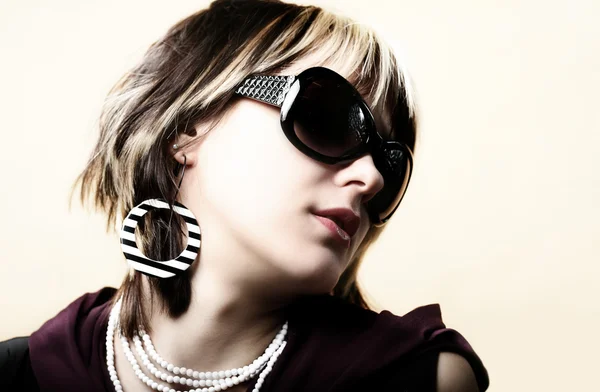 Ung kvinna med fashion solglasögon — Stockfoto