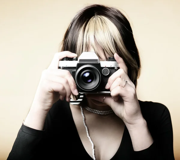 Νεαρή γυναίκα με ένα κάμερας ρετρό — Φωτογραφία Αρχείου