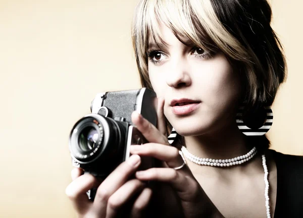 Νεαρή γυναίκα με ένα κάμερας ρετρό — Φωτογραφία Αρχείου