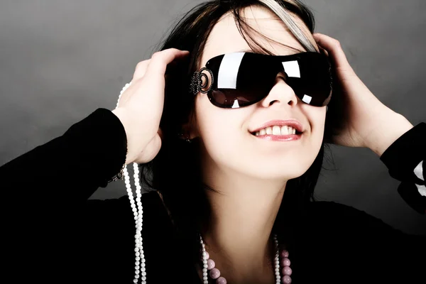 Женский портрет в солнцезащитных очках — стоковое фото