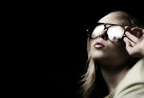Mulher retrato usando óculos de sol — Fotografia de Stock