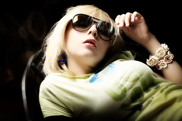 Nő portré napszemüveget visel — Stock Fotó