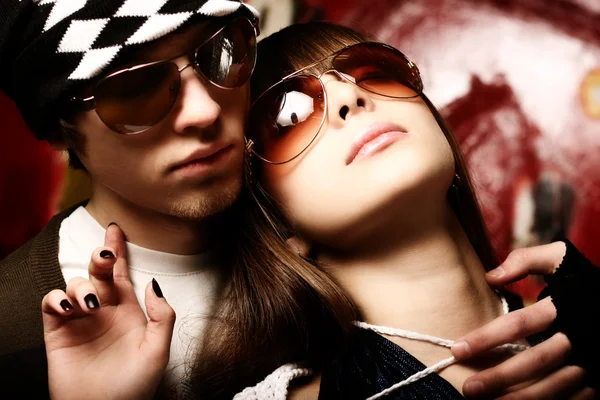 Napszemüveget viselő fiatal pár — Stock Fotó