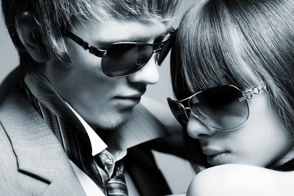 Güneş gözlüğü takan genç çift — Stok fotoğraf