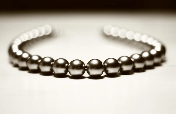 beyaz zemin üzerinde soyut boncuk