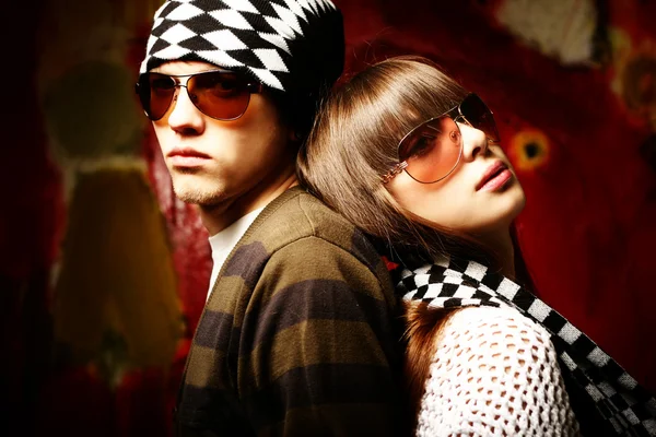 Giovane coppia alla moda che indossa sunascar — Foto Stock