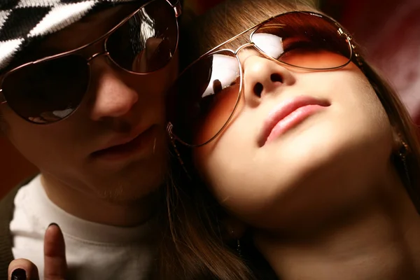 Divatos fiatal pár visel sunglas Stock Kép