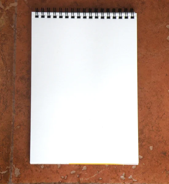 Белая тетрадь на коричневом фоне — стоковое фото