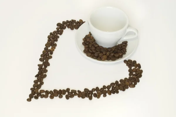 Κόκκους καφέ και φλιτζάνι με πιατάκι — Φωτογραφία Αρχείου