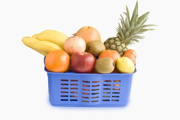 Korb mit tropischen Früchten — Stockfoto