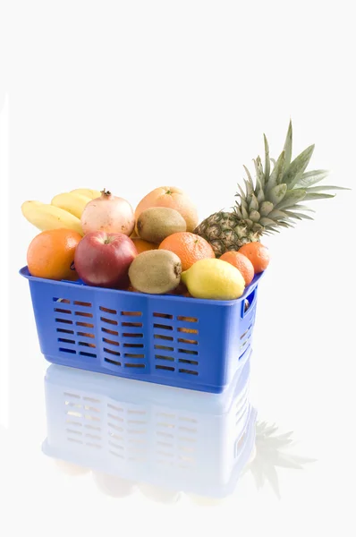 Trópusi gyümölcs kosár — Stock Fotó