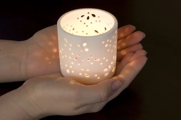 Hořící svíčkou v ruce — Stock fotografie