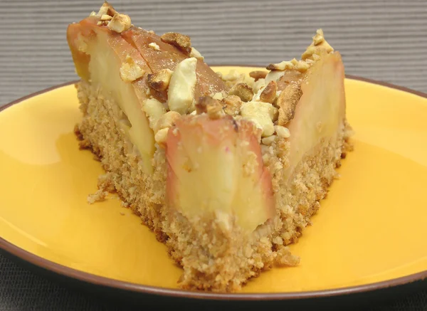 Una rebanada de un pastel de manzana integral en g —  Fotos de Stock