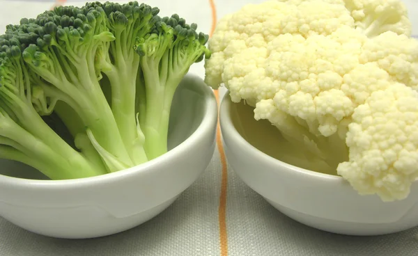 Kalafior i brokuły mało miska — Zdjęcie stockowe