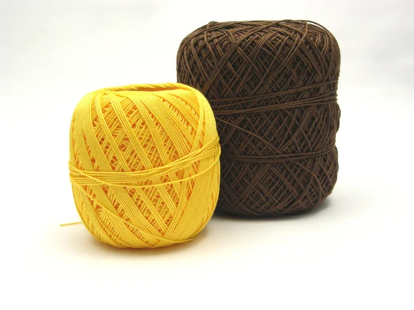 Duas bolas de lã em amarelo e marrom — Fotografia de Stock