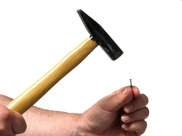 Om bang met een hamer op een nagel — Stockfoto