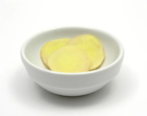 Gengibre em uma tigela de chinaware em branco — Fotografia de Stock