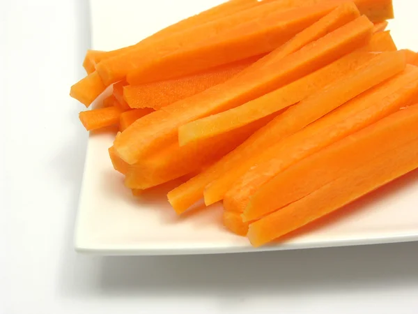 Julienne-Karotten auf einem weißen Teller und wh — Stockfoto