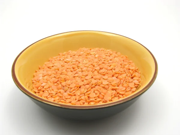 Lentilles rouges dans un bol de céramique — Photo