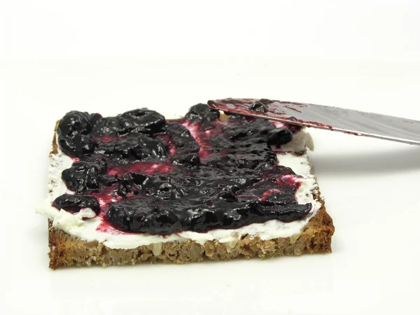 Bilberry reçel ile kepekli butterbread — Stok fotoğraf