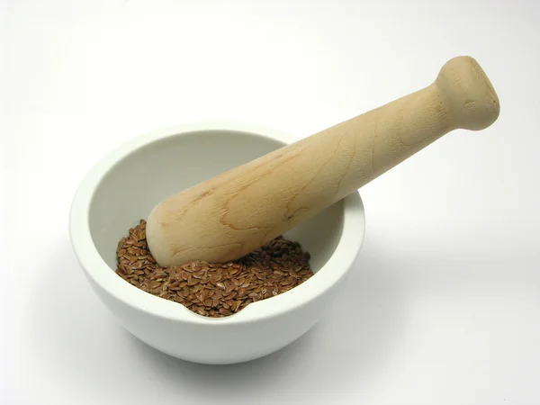 Pestling hnědé lněné semínko v misce Chi — Stock fotografie