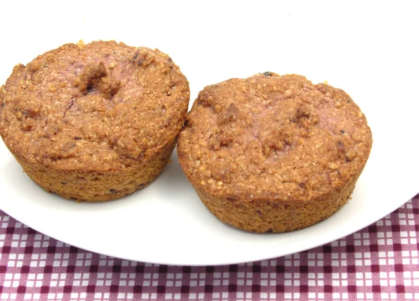 Twee raspberry muffins op een witte plaat o — Stockfoto