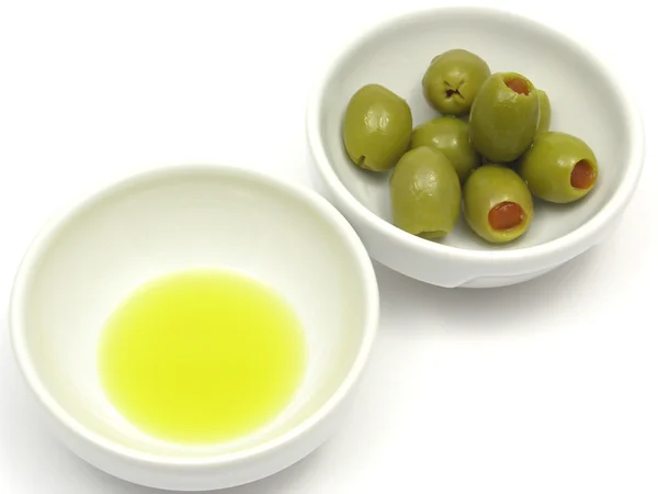 Две миски фарфора с оливковым маслом и — стоковое фото
