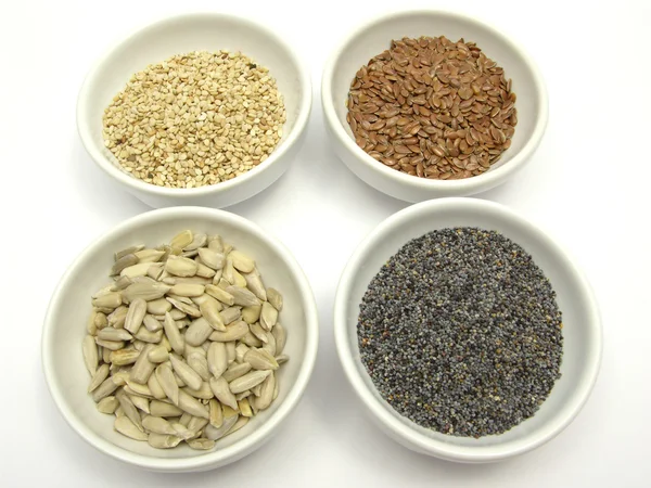 Quatro tigela com sementes diferentes em um whit — Fotografia de Stock