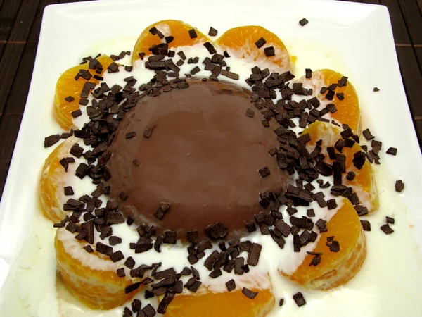 Chocolate pudding with yoghurt, sliced t — Stock Photo, Image