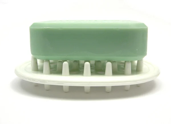 Πράσινο σαπούνι σε ένα σαπούνι πιάτο σε ένα λευκό bac — Φωτογραφία Αρχείου
