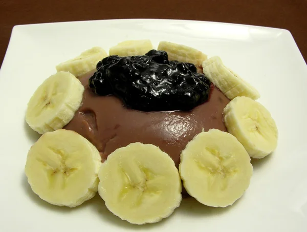 Chocolade pudding gerangschikt met banaan s — Stockfoto