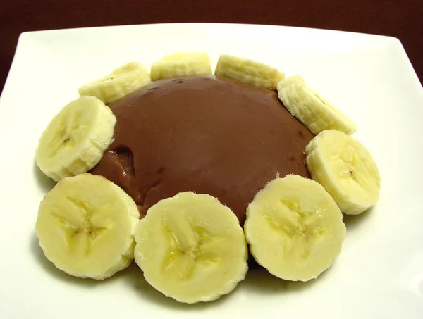 Budín de chocolate con rodajas de plátano arr — Foto de Stock