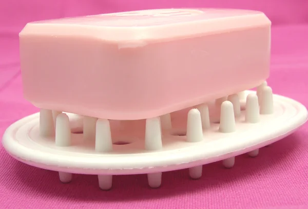 Sabão rosa em um prato de sabão em um backg rosa — Fotografia de Stock