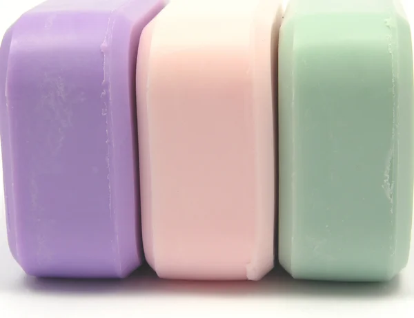 Três sabonetes em uma visão de close-up em um whit — Fotografia de Stock