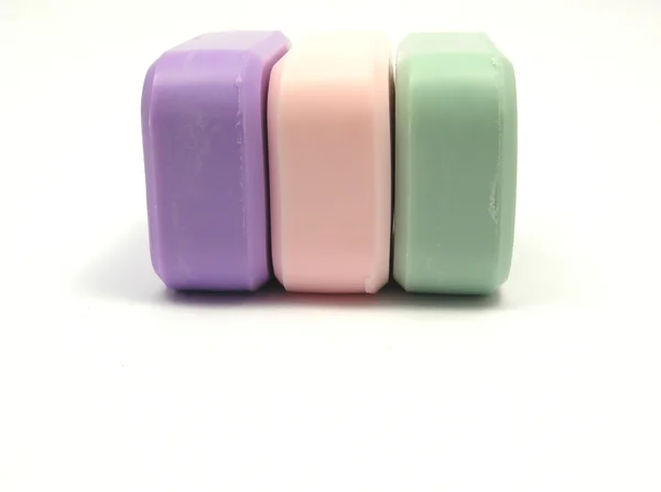 Trzy kolorowe mydła na biały deseń — Zdjęcie stockowe