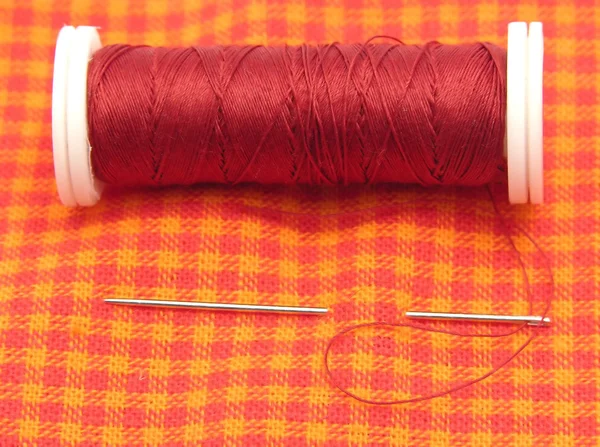 針と糸でチェックの布 — ストック写真