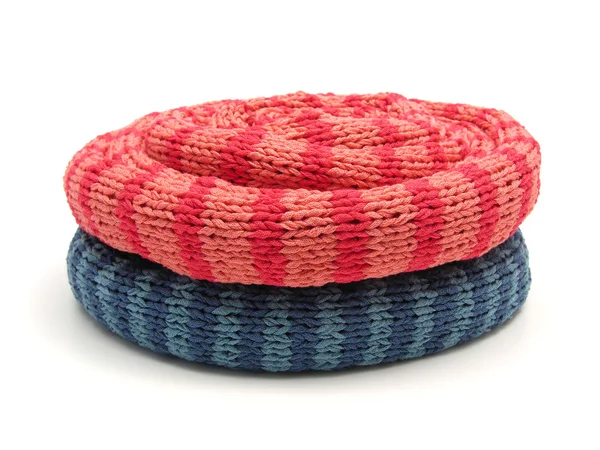 Deux écharpes à rayures à tricoter enroulées — Photo
