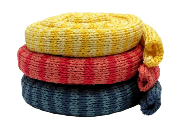 Três listrados enrolados até lenços de tricô — Fotografia de Stock