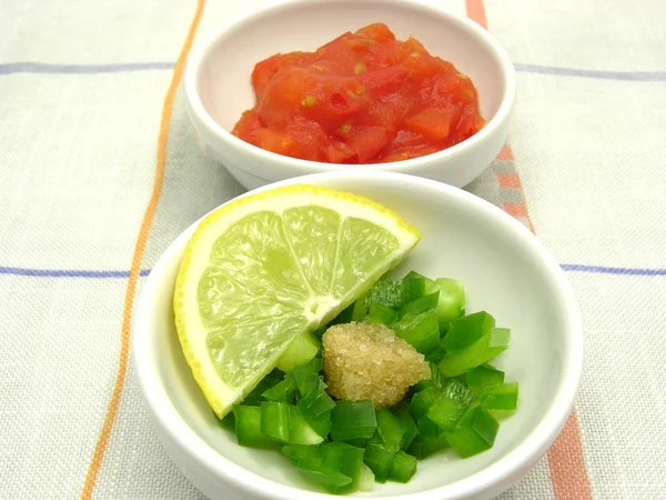 Pequeños cuencos de chinaware con tomatodip —  Fotos de Stock