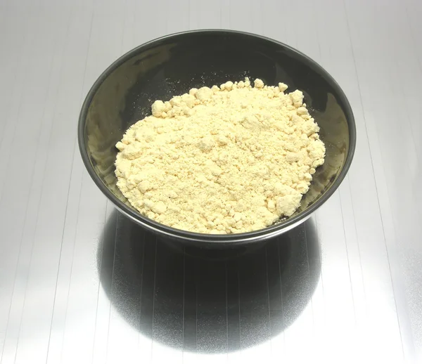 Tigela de chinaware com farinha de soja no refle — Fotografia de Stock