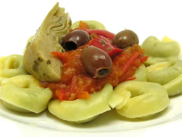 Tortellini with tomato sauce, olives an — Stock Photo, Image