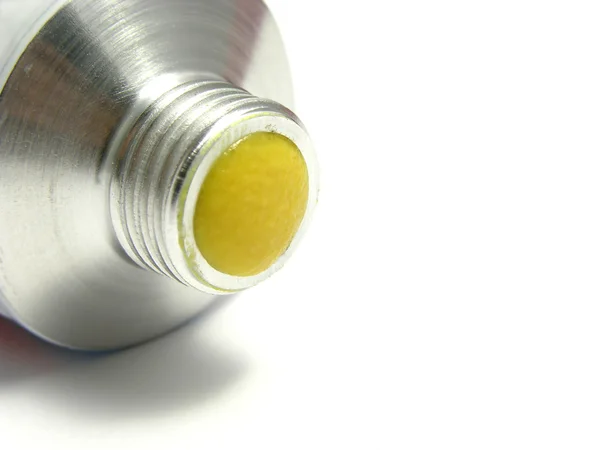 Un tubo abierto de rábano picante sobre blanco — Foto de Stock