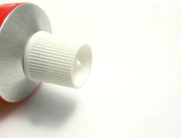 Un tubo sdraiato con una sigillatura bianca — Foto Stock