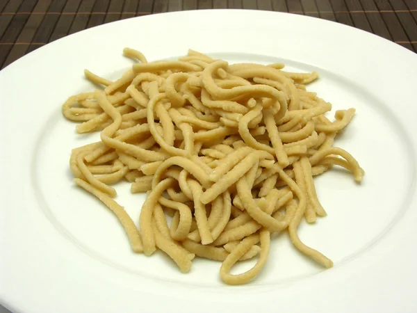 Spaetzle refeição inteira em um prato branco — Fotografia de Stock