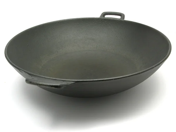 Velký černý wok pro vaření na bílém pozadí — Stock fotografie